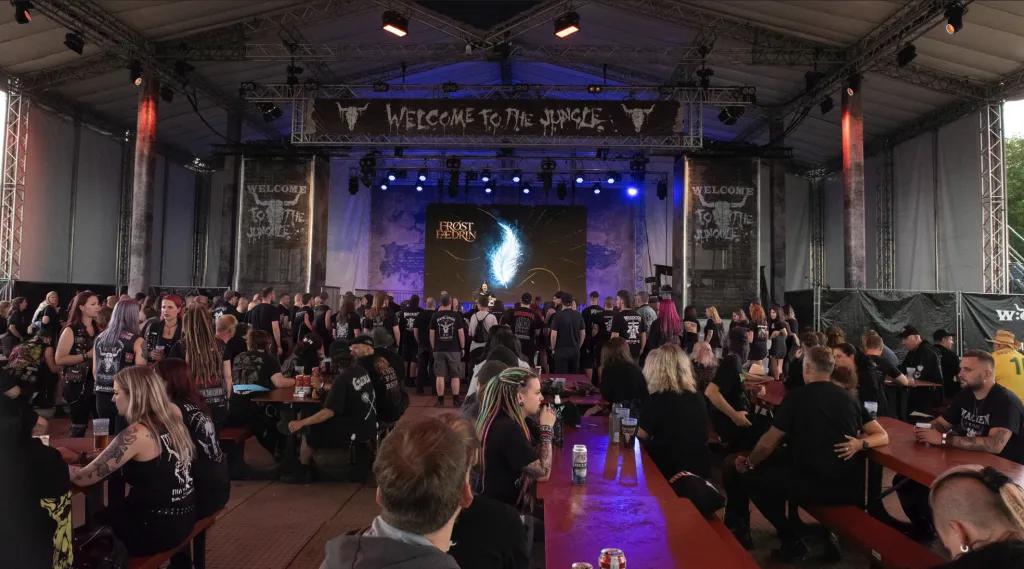 Publikum im vollen Zelt der Welcome to the Jungle Stage