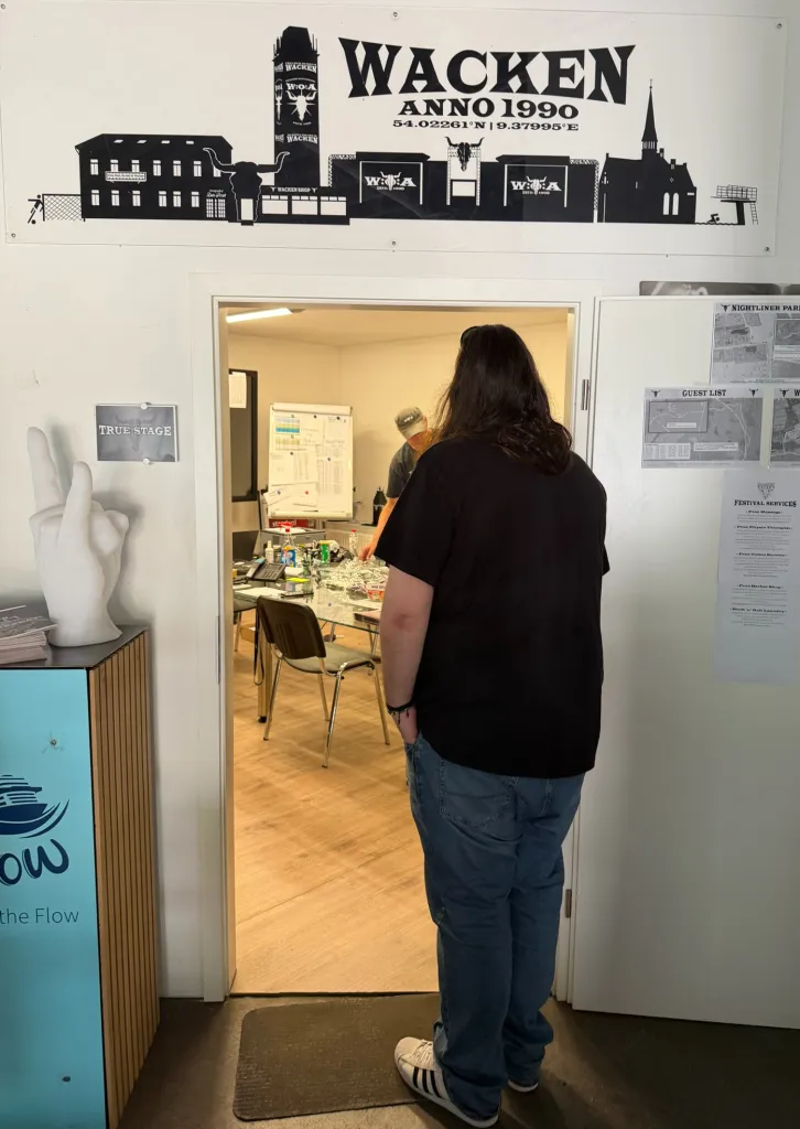 Der Artist-Eingang mit dem Schriftzug „Wacken anno 1990“.