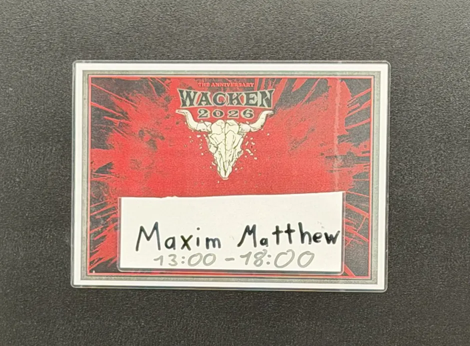 Die Garderobentür mit dem Namensschild „Maxim Matthew“.