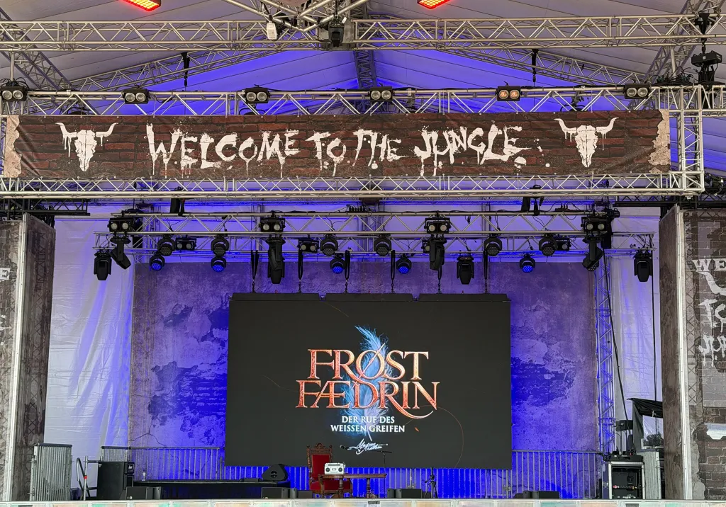 Die Welcome to the Jungle Stage vor der Lesung, auf der Leinwand der Titel Frøstfædrin, Der Ruf des weißen Greifen.