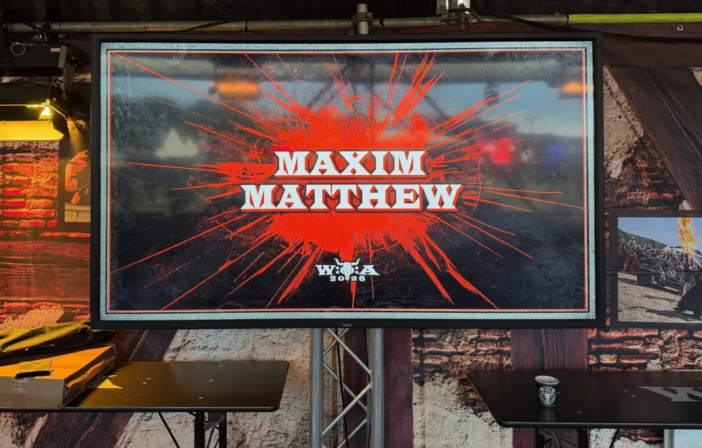 Ein Bildschirm im Meet-and-Greet-Bereich zeigt den Namen Maxim Matthew.