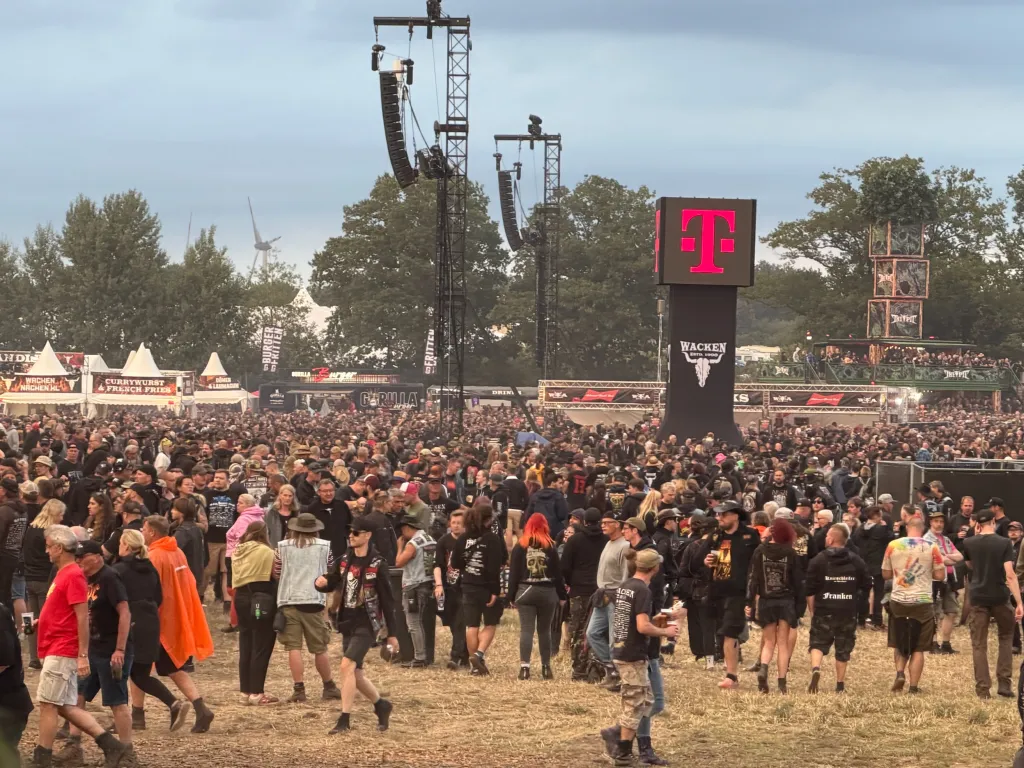 Die Menge vor den Hauptbühnen von Wacken am Abend.